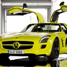 На аватарку завантажити фото жовтий Mercedes з піднімаються дверима