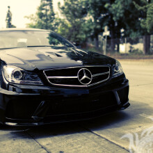 Sur la photo de profil, téléchargez une photo d'une prestigieuse Mercedes allemande