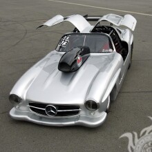 Baixe a foto de um poderoso Mercedes prateado