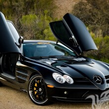 Sur l'avatar, téléchargez une photo d'une Mercedes allemande cool avec des portes levantes