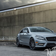 Laden Sie ein Foto eines deutschen Luxus-Mercedes auf Ihr Profilbild herunter