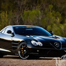 Laden Sie auf Ihrem Profilbild ein Foto eines deutschen schwarzen Luxus-Mercedes herunter