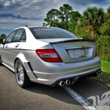 Téléchargez une photo d'une Mercedes de luxe en argent sur votre photo de profil