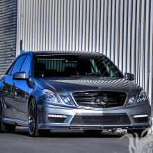 Téléchargez une photo d'une Mercedes argentée cool pour Facebook sur votre photo de profil
