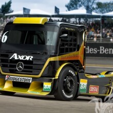Sur l'avatar téléchargez une photo du tracteur de course allemand Mercedes pour Facebook
