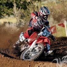 Foto legal no avatar para motocicleta vermelha de corrida a vapor
