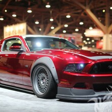 Impressionante foto vermelha de download do Ford Mustang em sua foto de perfil para uma garota