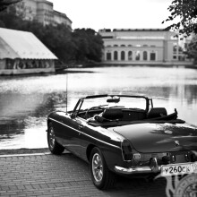 Téléchargement gratuit de la photo d'une voiture classique près de l'étang
