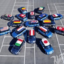Autos mit Länderflaggen auf dem Dach Download