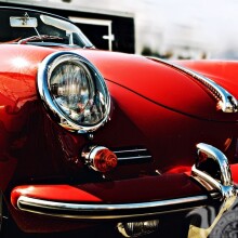 Photo d'une voiture de luxe rouge pour la photo de profil d'une fille