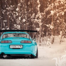 Descargar foto gratis de un coche en invierno para Facebook