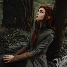 Photo d'une fille elfe dans la forêt