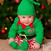 Ребенок в костюме рождественского эльфа