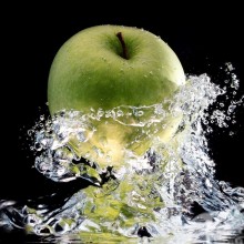 Foto maçã na água
