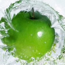 Apple in water picture