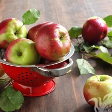 Baixar maçãs na mesa