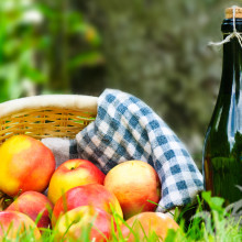 Stillleben von Äpfeln in einem Weinkorb