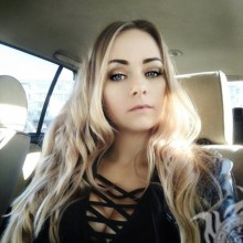 Селфи блондинки в машине для аватара