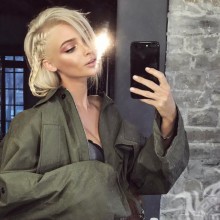 Крутая блондинка селфи в зеркале