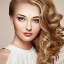 Картинка блондинки с красивым макияжем для аватара