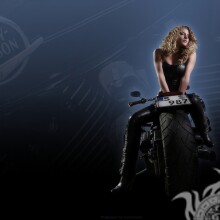 Hermosa chica en una motocicleta en la foto de perfil