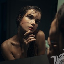 Фотография брюнетки отражение в зеркале