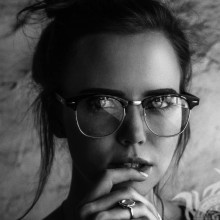 Black and white icon with a girl in glasses