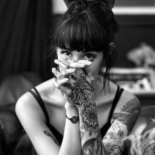 Ава девушка с татуировками черно белая