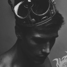 Le mec dans la couronne photo noir et blanc sur la photo de profil