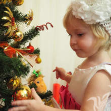Fille d'avatars du nouvel an décore l'arbre de Noël