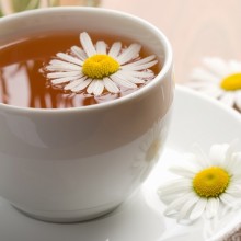 Foto de xícara de chá com camomila