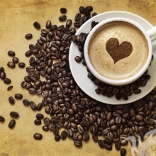 Зерновое кофе в чашке с сердцем
