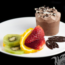 Десерт с фруктами и шоколадом