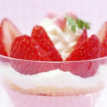 Dessert mit Erdbeeren in Puderzucker