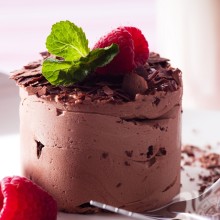 Шоколадно-воздушный десерт с малиной фото