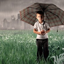 Ребенок с зонтом под дождем ава