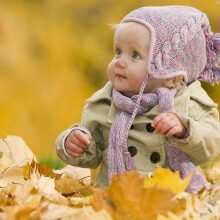 Niño en avatar de hojas de otoño