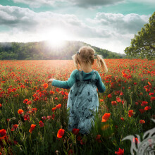 Девочка в поле цветов ава