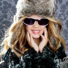 Гламурная фотка девочка в шапке и солнечных очках