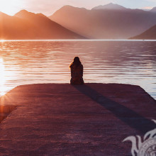 Девушка сидит на берегу одиночество на страницу