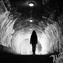 Девушка спина силуэт тоннель в соцсеть