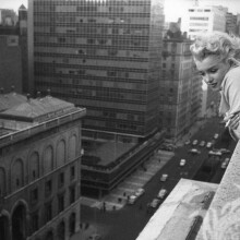 Блондинка смотрит с балкона ретро фото