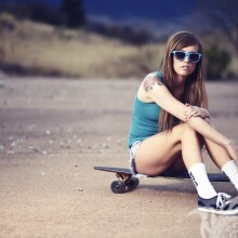 Девушка со скейтом на аву