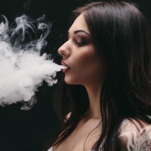 Курящая девушка на фото на аву