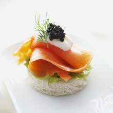 Snack mit rotem Fisch und Kaviar