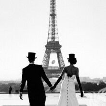 Un chico con una chica en el fondo del avatar de la Torre Eiffel