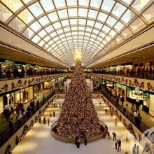 Grand arbre de Noël dans une photo de centre commercial pour votre photo de profil