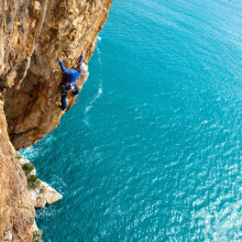 Foto de alpinista sobre o mar para foto de perfil