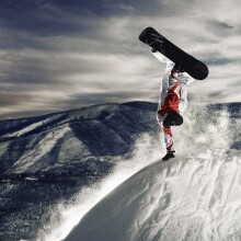 Snowboarder en la foto de las montañas en tu foto de perfil
