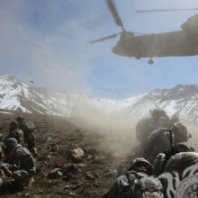Soldaten in den Bergen mit einem Hubschrauber auf ihrem Avatar